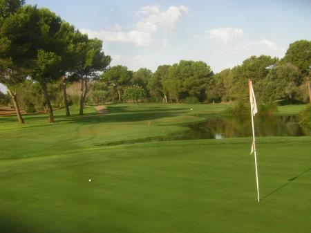 birdie putt at hole 9